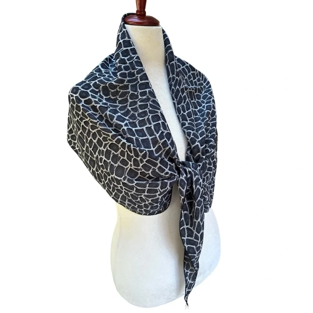 Giraffe Print Triangle Large Scarf Shawl Wrap Black White Gray 36” X 27”